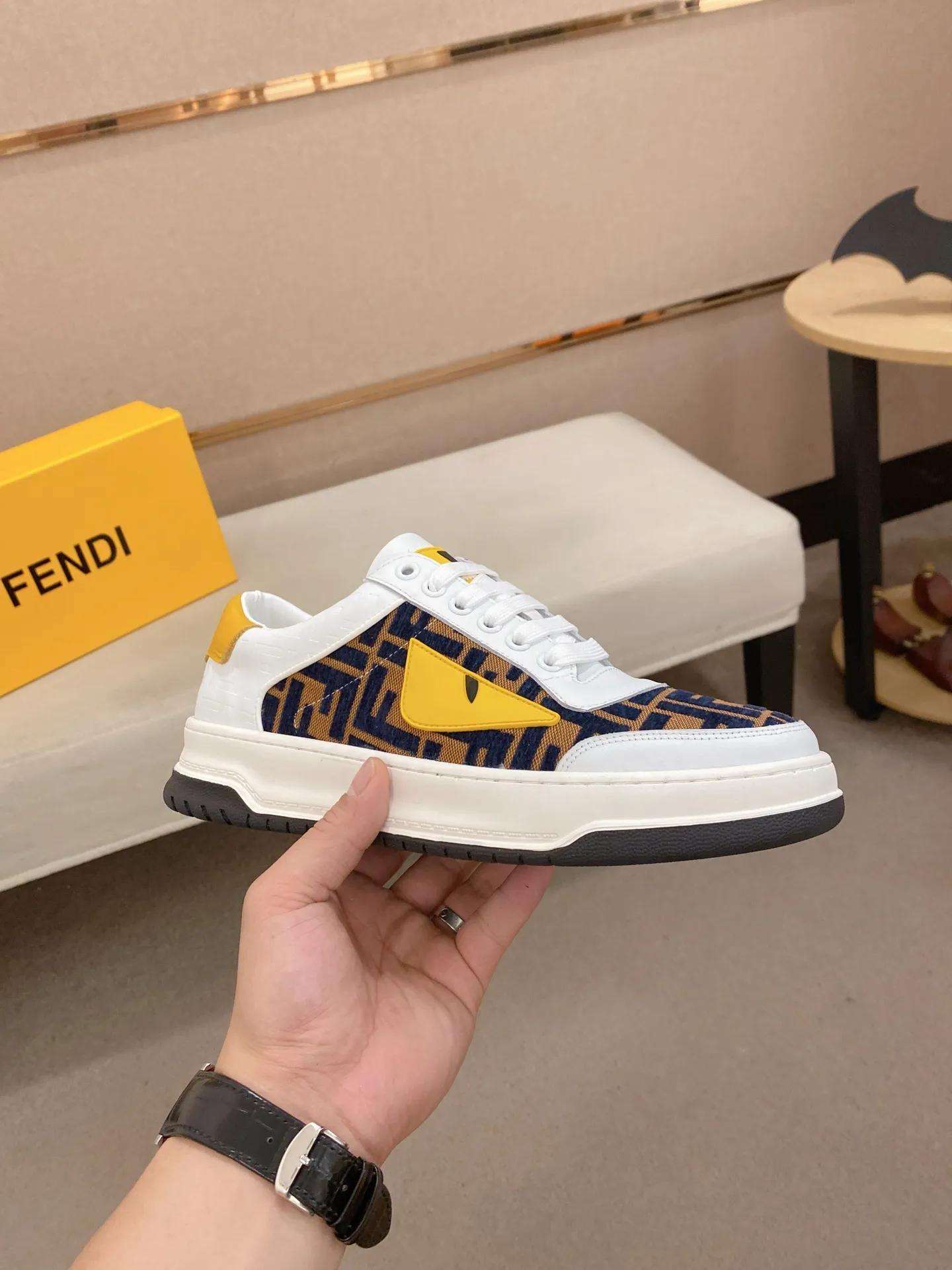 Men's shoes💰: 400💰[Fendi] Fendi's latest casual shoes for men! Available at counters simultaneously! A one-to-one replica of the original. All imported official website one-to-one cowhide fabric. The interior is made of top-grade sheepskin, and the original factory-supplied rubber outsole is used. Leading new fashion concepts. Matching code: 38-44. (can be customized for 45 non-refundable)